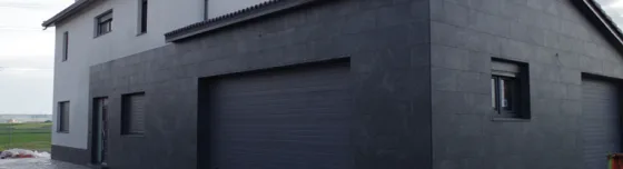 Vista de casa esquinera desde el frente con acabados negros